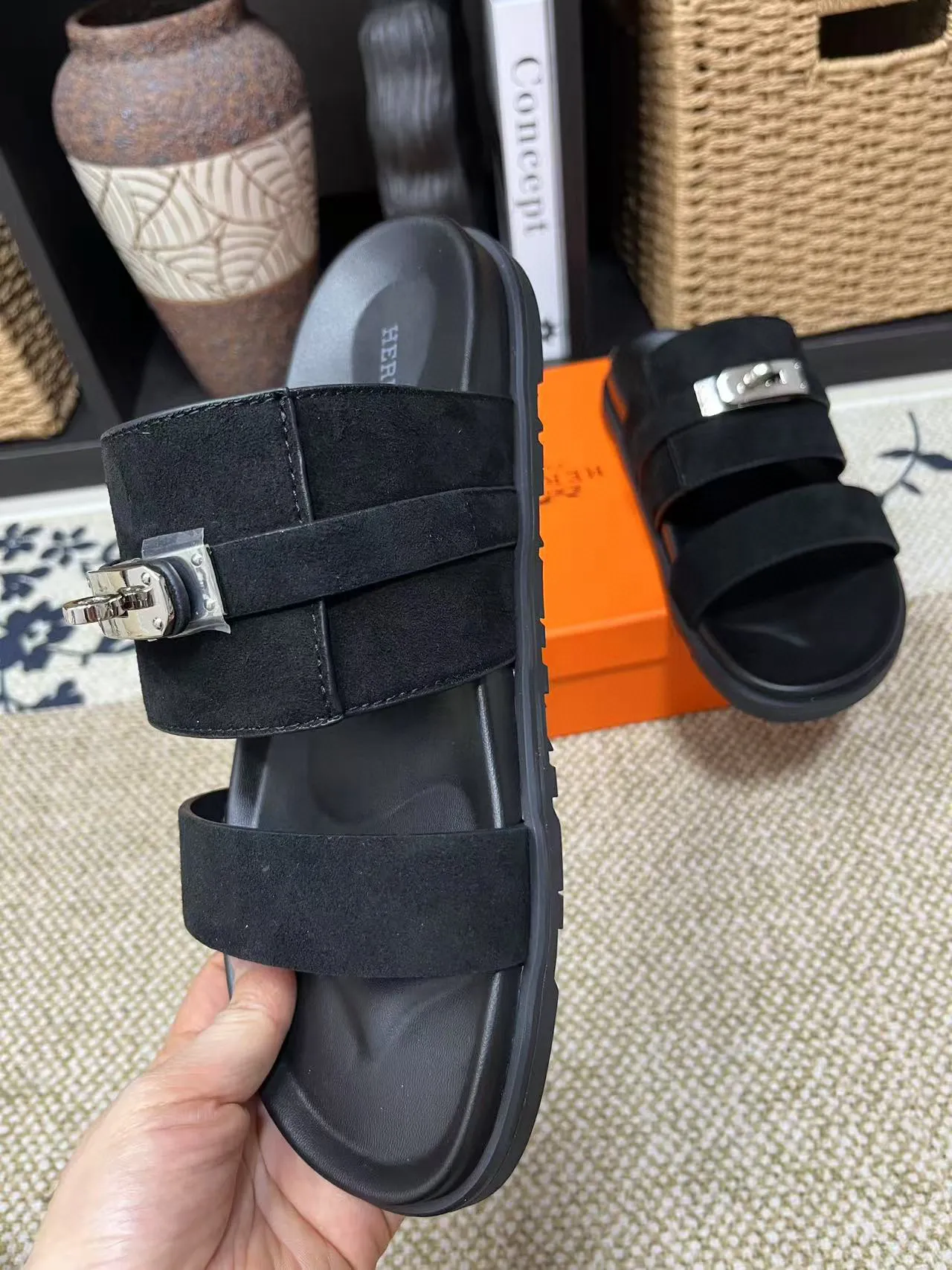 P300 Hermes men's Kazimir slippers - top-quality woven calfskin functional sandals with interwoven uppers inspired by the "H" iconic pattern to create a casual look, perfect for summer. Imported cowhide + cowhide lining + TUP outsole Size: 36-46 couple model